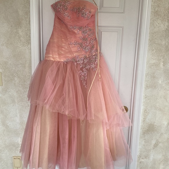 Prom gown size 4 
Great color and sparkle - Picture 7 of 15